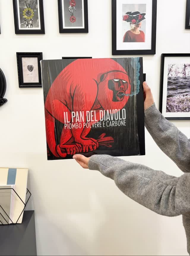 In occasione delle recenti uscite dei vinili di @sourgirl_sour e @saintmarycandy, ci siamo divertiti a fare una piccola selezione degli album trascorsi la cui grafica è stata curata da Luca✨

In questo particolare momento storico supportare le band, le etichette e la musica indipendente ci sembra fondamentale.

Viva la musica indipendente! 🔥
#blockdesign #blockdesignlab #graphicdesign 
#doityourself