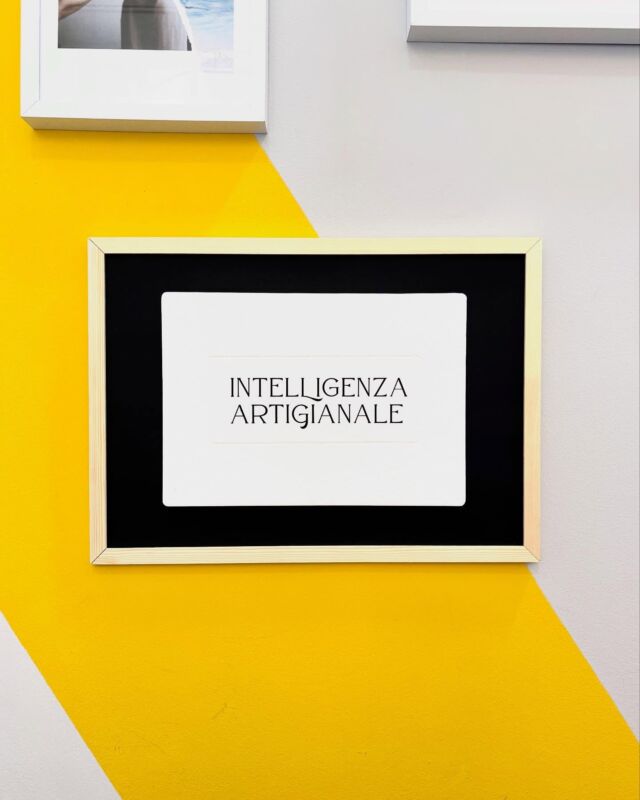Essere un artigiano significa costruire il proprio lavoro giorno per giorno, trovarsi costantemente davanti a sfide nuove e da queste trovare soluzioni con metodo e cura.
Un lavoro in cui gli strumenti sono solo il mezzo per ottenere un risultato ma l’idea, il pensiero, sono sempre le qualità più importanti.
Una bottega artigianale non è una piattaforma di acquisto, un lavoro predefinito e senza anima. È fatta di persone con tutte le loro capacità, competenze e umanità. Elasticità e capacità di comunicare sono le virtù a cui aspiriamo giorno per giorno.

In un modo che vuole allontanarci dalla realtà artigiana, che vuole convincere i più che le macchine sono tutto e promettono ogni possibilità garantita, ci piaceva dire la nostra con una grafica e soprattutto con una stampa.

✨Intelligenza artigianale✨

#blockdesign #blockdesignlab #graficapalermo #intelligenzartigianale