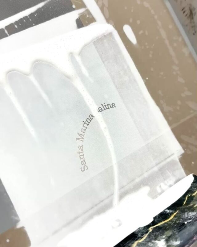 Porta menu in due varianti per @casa_lo_schiavo @hotelicinquebalconi progetto grafico di @ledalipira ✨

Porta menu in carta Fedrigoni Materica in tre varianti colore, Verdigris Acqua e Kraft, serigrafati a mano.
Porta menu in Materica Kraft con copertina rigida sempre realizzata a mano.
Grazie @casa_lo_schiavo @hotelicinquebalconi e @ledalipira  per questo bellissimo lavoro ✨

#blockdesign #blockdesignlab #screenprinter #handmadescreenprinting #casaloschiavo #casaloschiavosalina #palermostampa